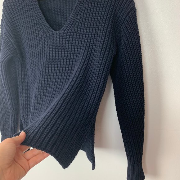 Everlane Dark Navy Texture Cotton V-Neck Sweater - Picture 7 of 7
